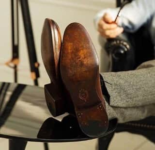 Saphirさんのインスタグラム写真 - (SaphirInstagram)「What do you think of these patinated soles? 🎨  Que pensez-vous de ces semelles patinées ? 🎨  @mancini_russia  Patine par @creative_person_artist   #ShoeShine #Saphir #SaphirOfficial #Shine #ShoeCare #MirrorShine #SpitShine #Glossy #Gloss #ShoecareShop #TheshoeCareShop #Shoestagram #Shoeporn #Mensshoes #Stylishmen #Styleforum #MensShoes #DressShoes #LeatherShoes #ShoeGazing #ClassicShoes」2月18日 2時17分 - saphir_official