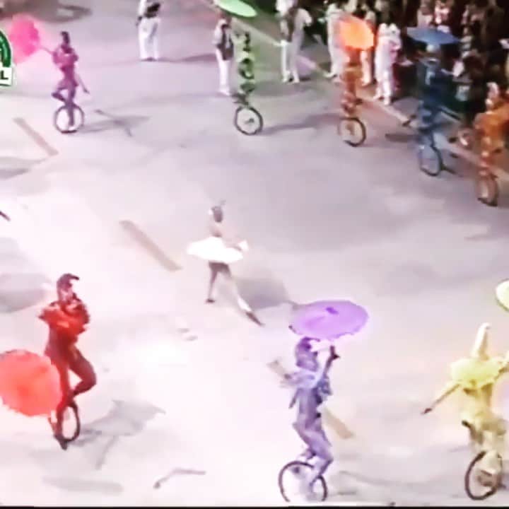 カロライナディークマンのインスタグラム：「mil novecentos e eu fui comissão de frente... na verdade, 2002! rs... faz tempo,  mas ainda sinto essa festa dentro de mim. viva vc,  carnaval; e tomara q ano q vem  a gente te veja  de volta, na avenida,  seu lindooooo! 💘🎉」