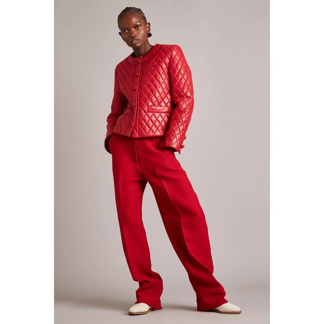 アダムのインスタグラム：「Thank you Nicole Phelps, @voguerunway⁠⁠ ⁠⁠ "Optimism is a word we’ll no doubt hear a lot about this season, but for Adam Lippes, it’s not just empty talk. He’s optimistic enough to be opening his first-ever store in a few weeks time. Lippes has chosen a spot in New York’s Brookfield Place mall where Louis Vuitton, Bottega Veneta, and Gucci will number among his neighbors, and he plans to stock the space with a selection of antiques, books, and other small gifts, alongside his ready-to-wear and his recently launched jewelry line. Where others see limitations, he’s made opportunities. The new store and an optimized e-commerce site, he says, “have given me the freedom to design more with our woman in mind.”⁠⁠ ⁠⁠ As a function of the pandemic his fall collection is smaller than usual, but it isn’t any less buoyant. He worked with Putnam & Putnam, his favorite florist, on a poppy print—poppies signify hope—and he used the same bright shade of red for both a hand-quilted cropped leather jacket and the men’s trousers in wool and silk that it was worn with. Color played a starring role here; those pants were also cut in chartreuse and accompanied by a bow-neck blouse in thin purple and white stripes.⁠.. The collection’s most hopeful looks were the two ’80s-ish party frocks—one in the poppy print and the other in black silk bouclé—whose hems barely grazed the knees. Bare legs, party dresses! What fun!"」