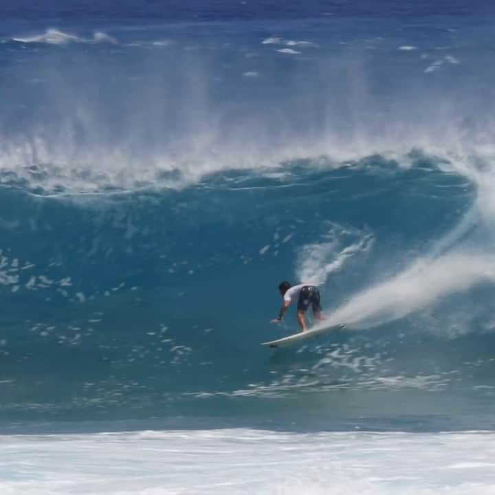 ジェレミー・フローレスのインスタグラム：「A perfect afternoon riding barrels 🔥. . Une jolie session à enchaîné quelques tubes !. . 🎥: @dmosqphoto #FrenchPolynesia / Music: Chiwoks」