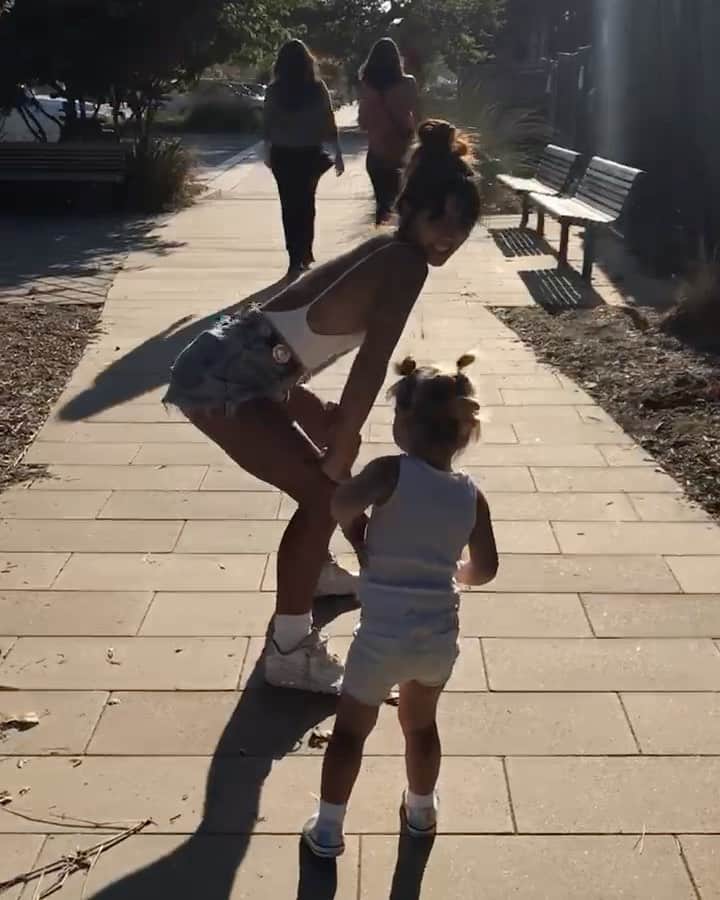 ストーミ・ヘンレイのインスタグラム：「This video makes my heart so happy🤍 my favorite people 💕」