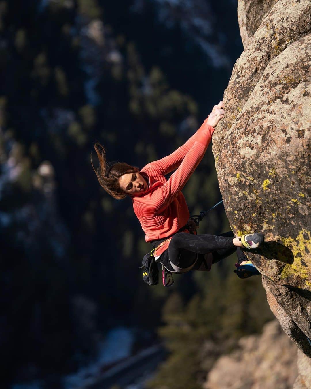 ペイジー・クラッセンのインスタグラム：「I grew up in Estes Park 🏔, so my hair knows what to do with some wind 🌬💁🏻‍♀️. More importantly, 📸@tarakerzhner knows what to do with that ⭐️⭐️⭐️⭐️⭐️ natural light.  @eddiebauer #liveyouradventure #hairflips」