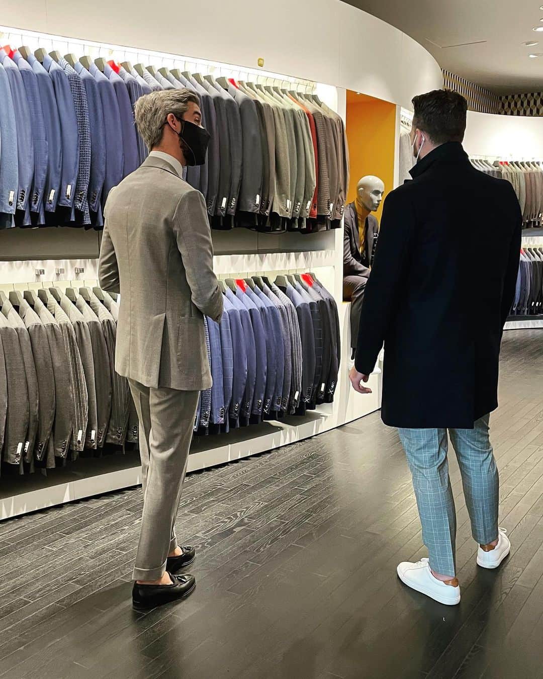 Gents Loungeのインスタグラム：「Suit shopping at @suitsupply. What color should we get?   #Gentslounge #Suits #Style」