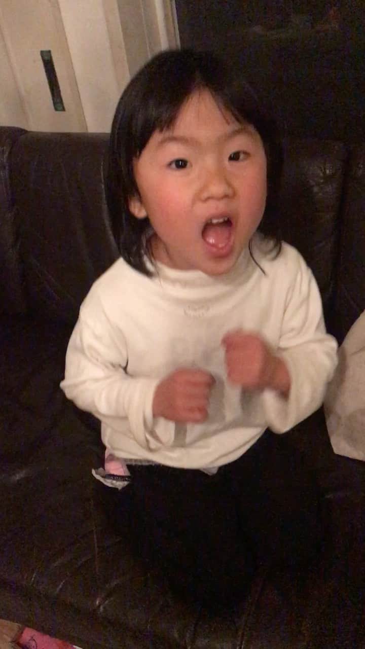 有坂美香のインスタグラム：「【熱唱】チェッカーズのギザギザハートの子守唄熱唱😂 なんだっけ、ってなりつつも、４番まで歌えた日　2.1.2021」