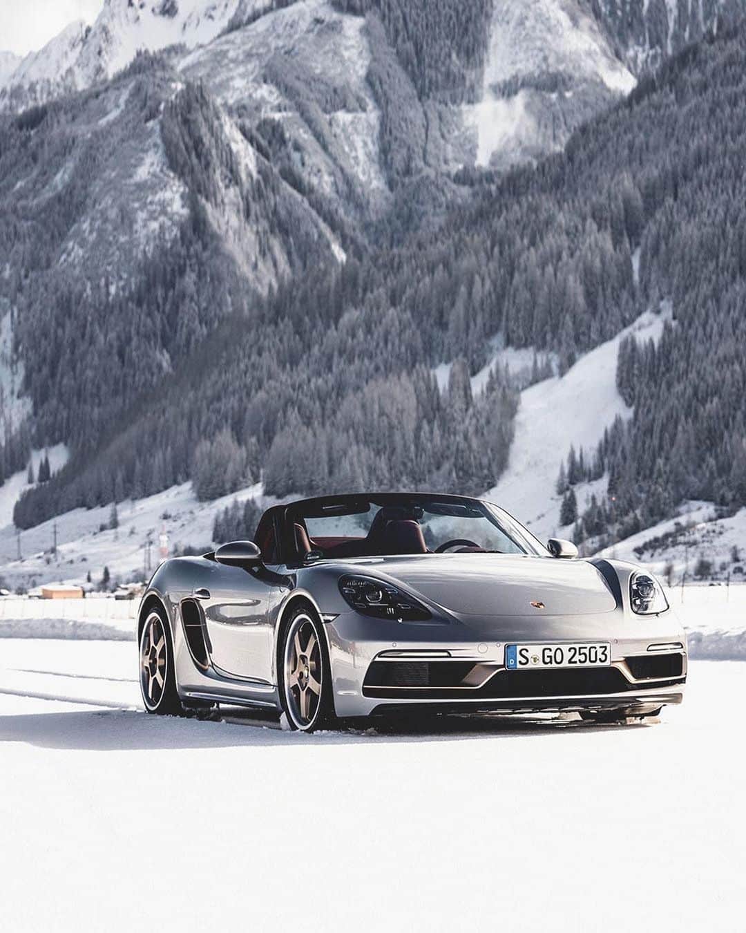 Porscheさんのインスタグラム写真 - (PorscheInstagram)「Daredevil's paradise: for more than 20 years, the GP Ice Race has taken place on Austria’s frozen Lake Zell in honour of Ferdinand Porsche. From its 2019 revival, to 2021's renamed 'Cold Start by GP' taking place without any crowds, the adrenaline-fuelled event lives on, with @ferdipor himself as one of the organisers.   (📸 @stephan_bauer & @curvesmagazin) __ Boxster 25 years: Fuel consumption combined: 10,8 - 9,6 l/100 km; CO2 emissions combined: 246 - 219 g/km I https://porsche.click/DAT-Leitfaden I Status: 02/2021」2月18日 2時30分 - porsche