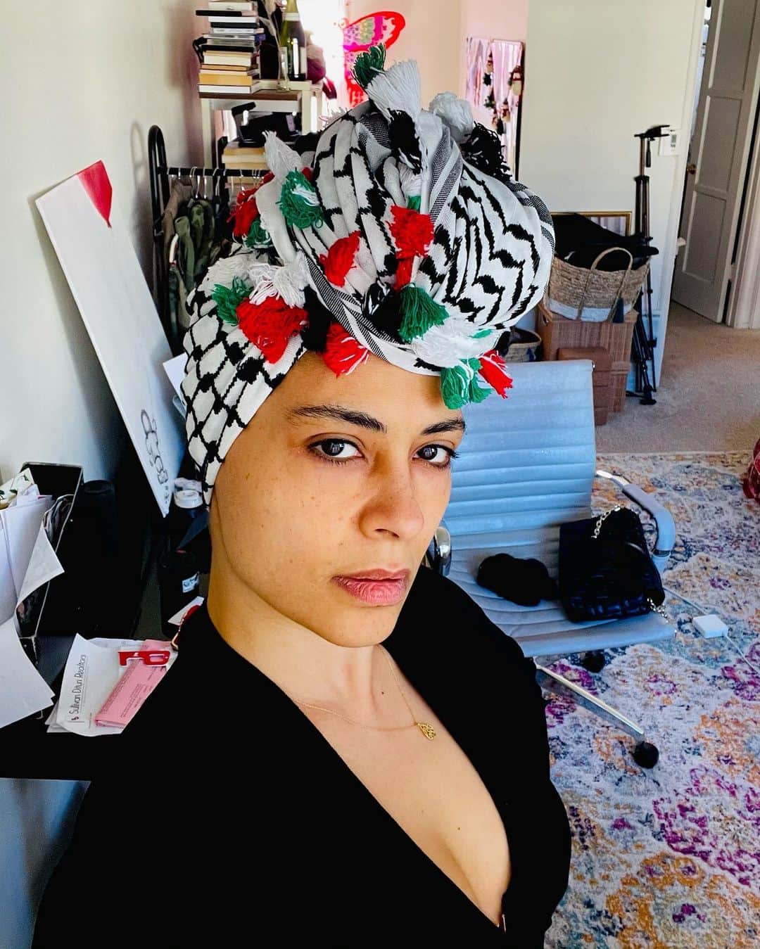 ヤスミン・アル＝マスリーのインスタグラム：「#Egyptian / #Palestinian .. are u à half half baby ? 😘😘😘 my Scarf is a Palestinian kaffieh by @kuvrd」