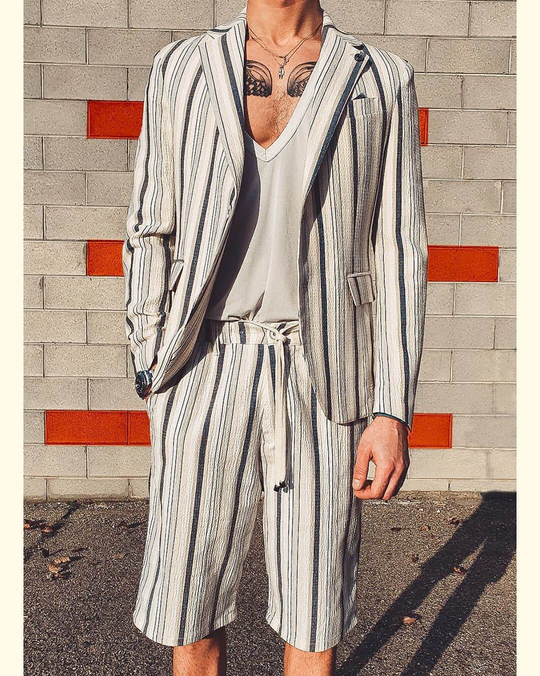 ザゴンマンのインスタグラム：「🔵 Lasciate il segno, sempre, ovunque 😊 . . . . . #xagonman #palette #vintage #wall #stripes #newpost #wednesday #dress #jacket #collection #february #beyourself」