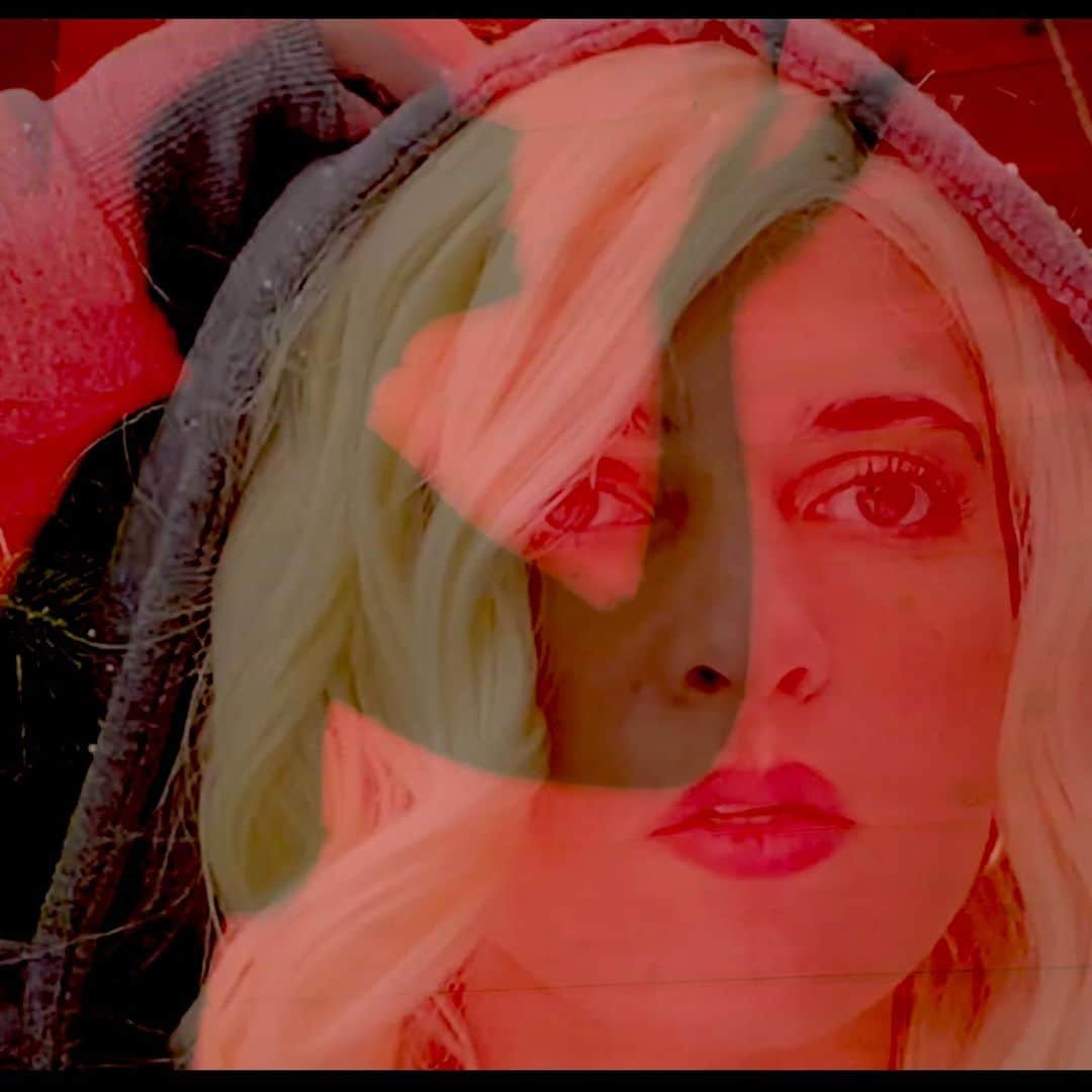 HOLYCHILDのインスタグラム：「The music video for Earthquake is in the world!!!!! Ahhh I love it so much! Come find me at @revengewife and let me know what you think xoxoxoxoxo Liz」