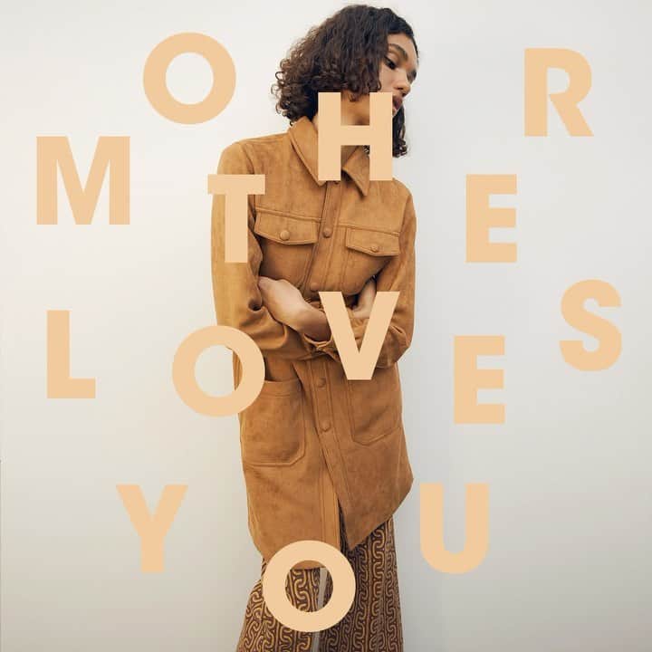 motherdenimのインスタグラム：「Go Your Own Way  Inspired by the idea of coming of age in the ’70s, our second spring drop features pieces and colors that defined the era.  Shop the collection now on motherdenim.com」