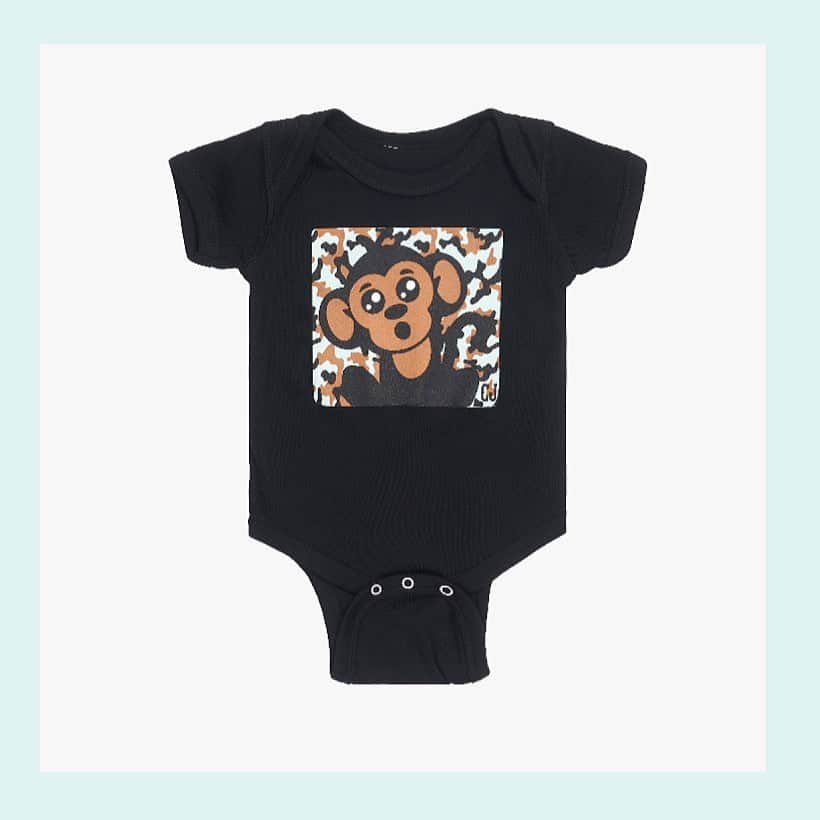 ディーナ・ニコール・コルテーゼのインスタグラム：「SPECIAL OFFER starting today and will be going on for the next week! ❤️ buy one Christopher John Item and get a solid monkey onesie for FREE 🐵 all you need to do is add the solid onesie to your cart and discount will be applied at Check out! Click link in bio 💙💛」