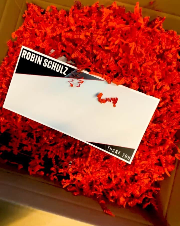 のインスタグラム：「Someone’s gonna get a little surprise 😍 Who might it be? Two weeks left! #robinschulz」
