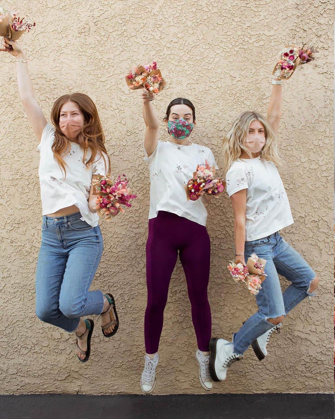 のインスタグラム：「Happy Random Acts of Kindness Day! We've partnered up with @wildfloradesign to distribute 🆓 mini floral bouquets-just because. SImply stop by our store in Santa Monica to claim!* Not local to LA? That's OK. Tag someone below to let them know how special they are with these virtual flowers. 🌸🌺🌼  *while supplies last. COVID-safe shopping protocols are in place. Masks required. Social distancing required.」