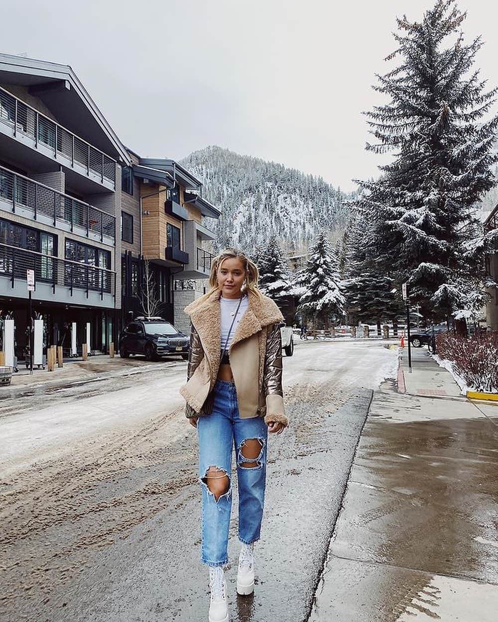 ゲスのインスタグラム：「winter wonderland ❄️ @olivia.ponton looking cute in the Hela Jacket — tap to shop #LoveGUESS」