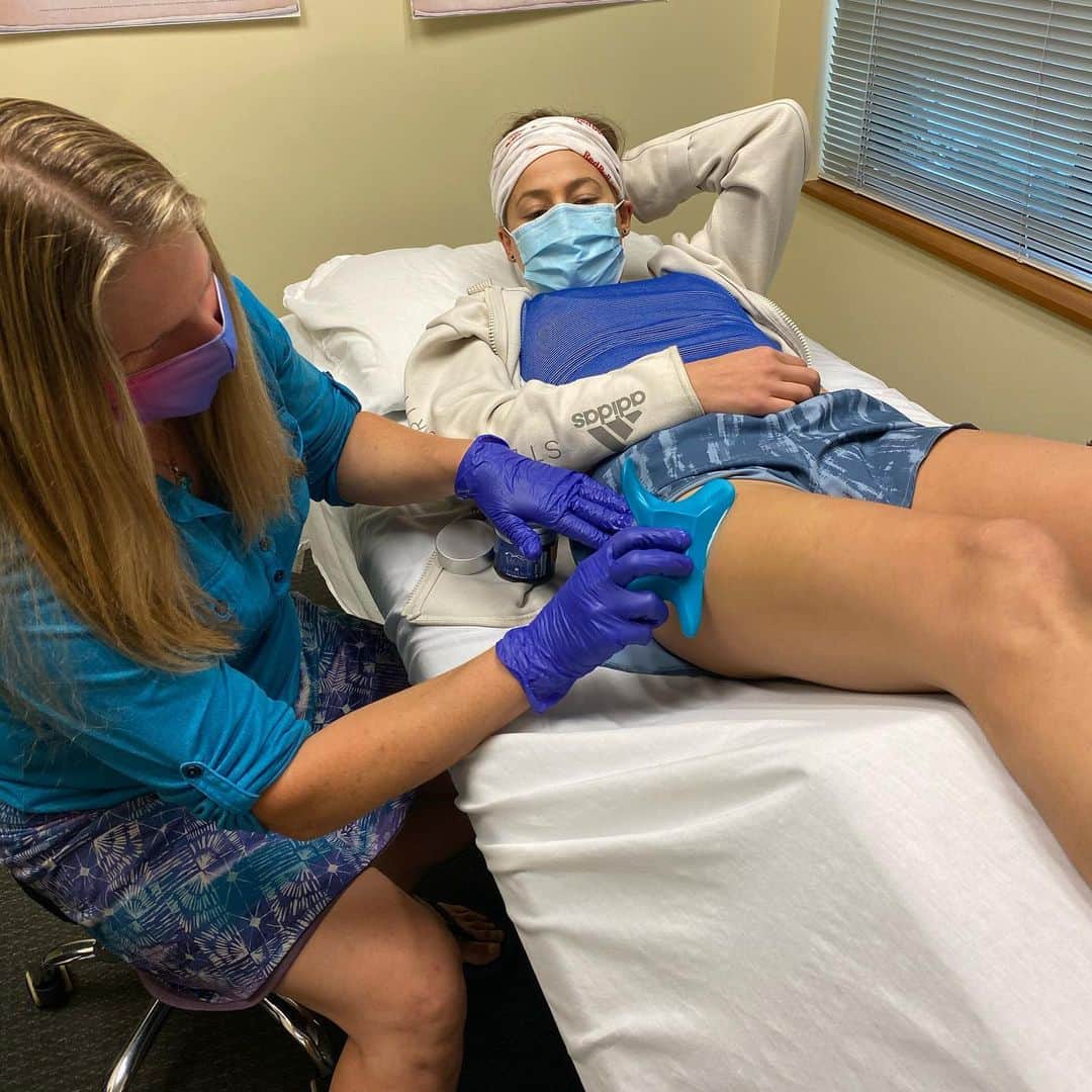 のインスタグラム：「Two steps forward, one step back... one last surgery Friday 🤞🏼 As I get further down the line of my recovery, my capability to do more increases but my physiological capacity to do more without developing ancillary injuries like tendonitis in my hip flexors is frustratingly slower. It seems like there is this constant tug and pull between what I want to do (train my a** off and get back!) and what I responsibly can do (respect the healing process, conservatively push myself, rest, and have patience). The saying “a muerte,” a phrase that I have gone by in my past and that is common in the Spanish mentality of going hard in training and on rock, doesn’t apply when you are coming back from a series of really big surgeries. It’s a rollercoaster 🎢 of emotions when all you want to do is push yourself but when you do, your body gives you negative feedback like over-tightness, excessive stiffness, and pain, from overdoing it. I am still learning the balance and where I stand in this process. I couldn’t do it without my team. @wavetoolstherapy 🤍🙏🏼」
