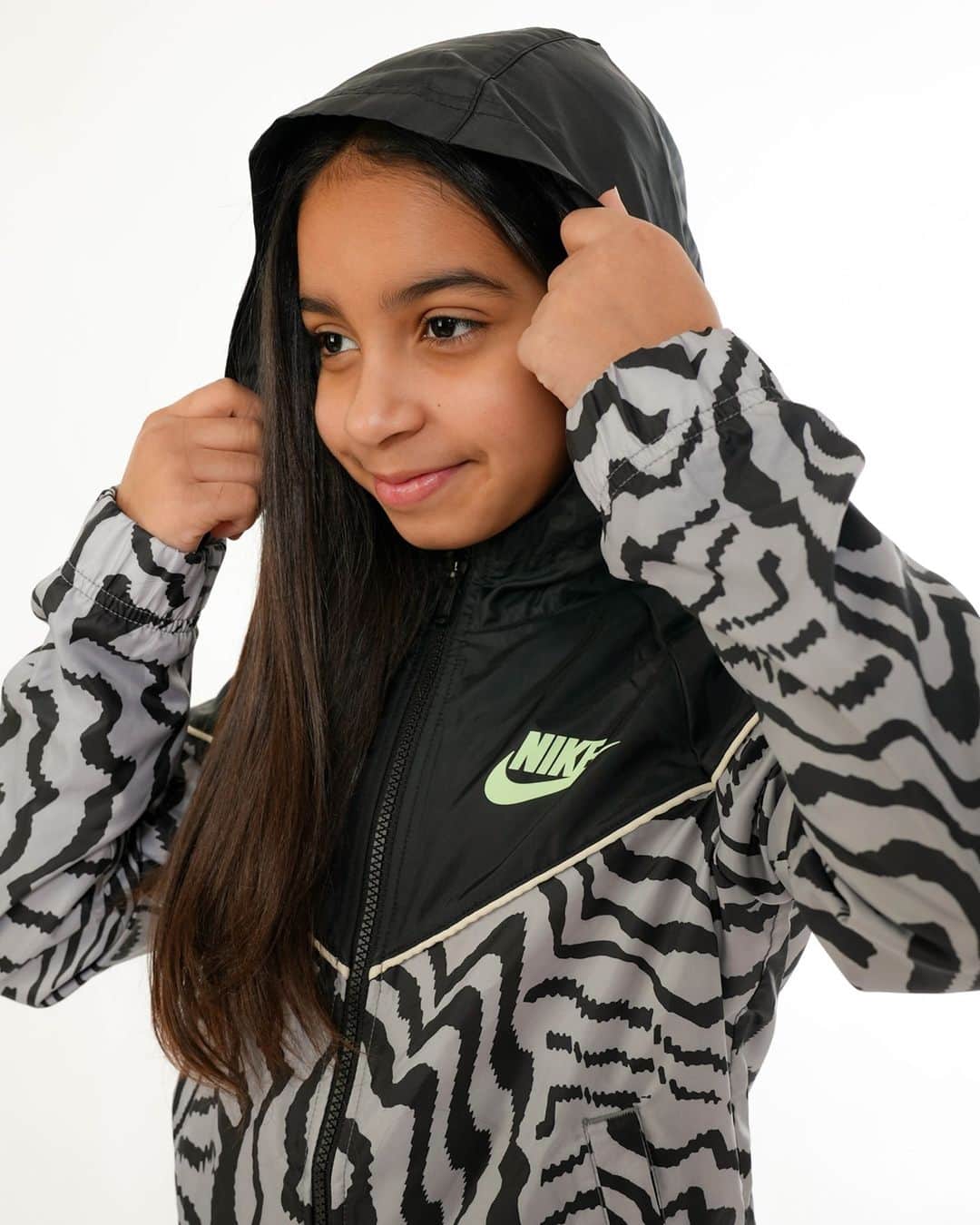 Foot Lockerのインスタグラム：「Electric Zebra prints adds fun to your outerwear. Shop #Nike Kids online & in-store.」