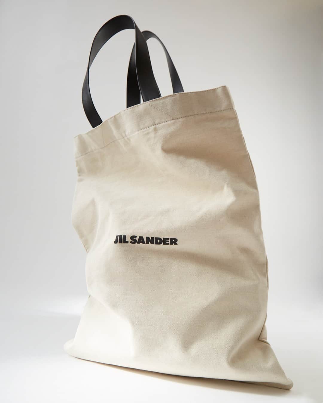 エルエヌシーシーのインスタグラム：「Jil Sander's contemporary approach to staple silhouettes is evident throughout this season's collection.  Explore elevated essentials from @jilsander online now.」