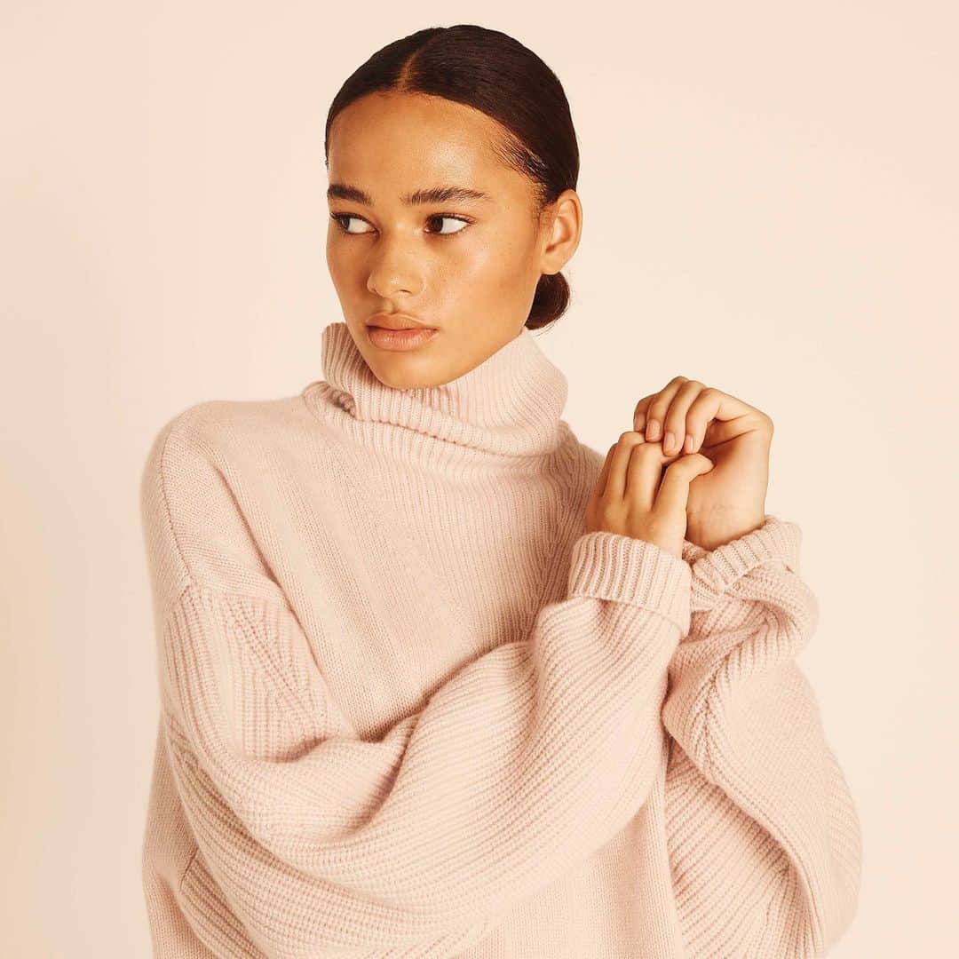 アマンダ ウェイクリーのインスタグラム：「The sumptuous chunky rib roll neck... luxuriously cocooning   #cashmere #skijumper #oversizedjumper #rollneck #sportsluxe #ss21 #chunkyknit」