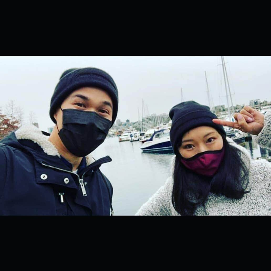 鈴木みほのインスタグラム：「Vancouver filming trip.　撮影でバンクーバーへ。  I had a really weird feeling to leave my town which is in the middle of a Lockdown. I felt I really needed to switch my mind to work in a non-virtual, real world🔥 何もかもバーチャルな、ロックダウン中の我が街を仕事でぬけ出すっていうのはなんだか不思議な気持ち。 安全な部屋から出なくてはならない、 戦うときが来たのだ！ 飛行機で5時間、比較的コロナの状況が安定しているバンクーバーへ✈️  My 5 covid tests were all cleared through the filming and I'm really relieved that everyone was safe. 💕 撮影のために5回のコロナテストをちょくちょくと受けながら、無事に私のシーンの撮影が終わって、とりあえず、みんなが安全で本当によかった。 あと撮影はだいたいノーメイクで行くけど、今はマスクが隠してくれて助かるー😆👍  I have a lot of friends in Vancouver but I didn't let them know this time because of the situation. One day My friend, Bon, delivered 4 dishes from a restaurant to have lunch over Zoom together. That was a yummy idea😋 But I'm so lucky that @kaibury guessed that I'm in town!  He is an amazing actor and wonderful friend from the filming of "Warigami" (2nd pic)  He had this great idea to go for a physical distanced walk and we walked and talked for 2 hours. It was a very inspiring conversation 🔥 We happened to wear the same toque which @andrewnicholasmccannsmith made for the Warigami team😆 バンクーバーにはたくさんの友達がいるんだけど、コロナだから連絡はほぼしなかった。 ある友人は、4人前のランチをレストランから届けてくれて、それからZOOMでランチした😲😲😲新しいスタイル。安全第一だもんね。もちろん一度では食べきれなかったけど😂 偶然、あれもしかして？って言ってくれた、ドラマで共演した @kaibury がウォーキングに誘ってくれて、撮影が全部おわった後に海辺を歩きながら2時間語った。🏃‍♀️🏃‍♂️ しばらくぶりだけど、前にあった時のまま。 頑張ってる人は輝いてる。なんていい仲間なんだろう☺️ ちなみにドラマ『ワリガミ』（２枚目）のプロデューサー が作ってくれた帽子をたまたま二人ともかぶってきて...かぶった😂😂😂  I'm so greatful to come back safely with the help of so many people. Vancouver in February was already a little flowery and sometimes sunny 🌷☺️ but when I had to fly... It snowed a lot😂💦 たくさんの人に助けられて、この旅が無事に終わった事に感謝。 2月のカナダにしては、寒過ぎず、晴れたり曇ったりが多かくて、花も咲いてるバンクーバーだけど最後に帰る日になって雪！😂😂😂  .  #Vancouver #filming #kaibradbury #warigami #mihosuzuki #spring #ninjasarentreal #mural #zoomlunch #canada #actress #asianactor #cwseed #cw #cbcgem #asianactress #japaneseactress #japaneseactor #長っ #カナダ #バンクーバー #撮影 #再会 #ドラマ #俳優 #女優 #海外活動 #海外女優 #海外ドラマ #おそろい」