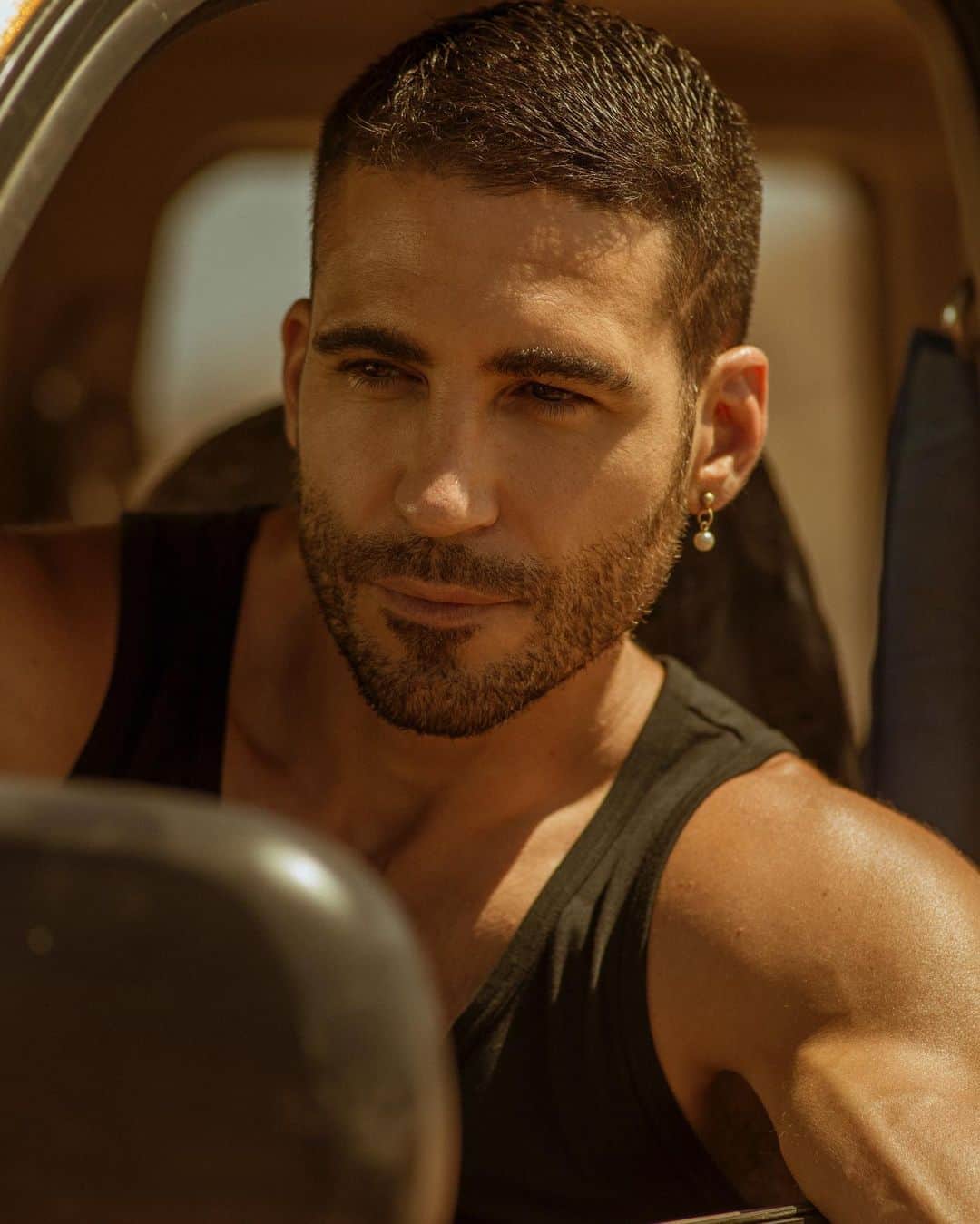 ミゲル・エンジェル・シルベストレのインスタグラム：「Aquí #Moises mira a la persona que le va a generar los conflictos que nunca tuvo. @skyrojo 19de marzo en @netflix」