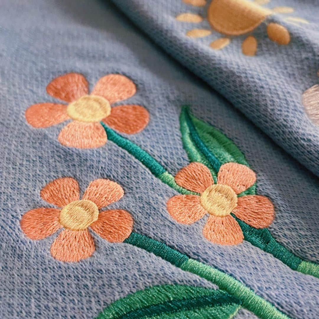 meyocoさんのインスタグラム写真 - (meyocoInstagram)「Spring Day Cardigan is here! 100% cotton knit cardigan with embroidered details (and pockets). Available from my apparel store, link in bio! 🌿🌸☀️」2月18日 3時22分 - meyoco