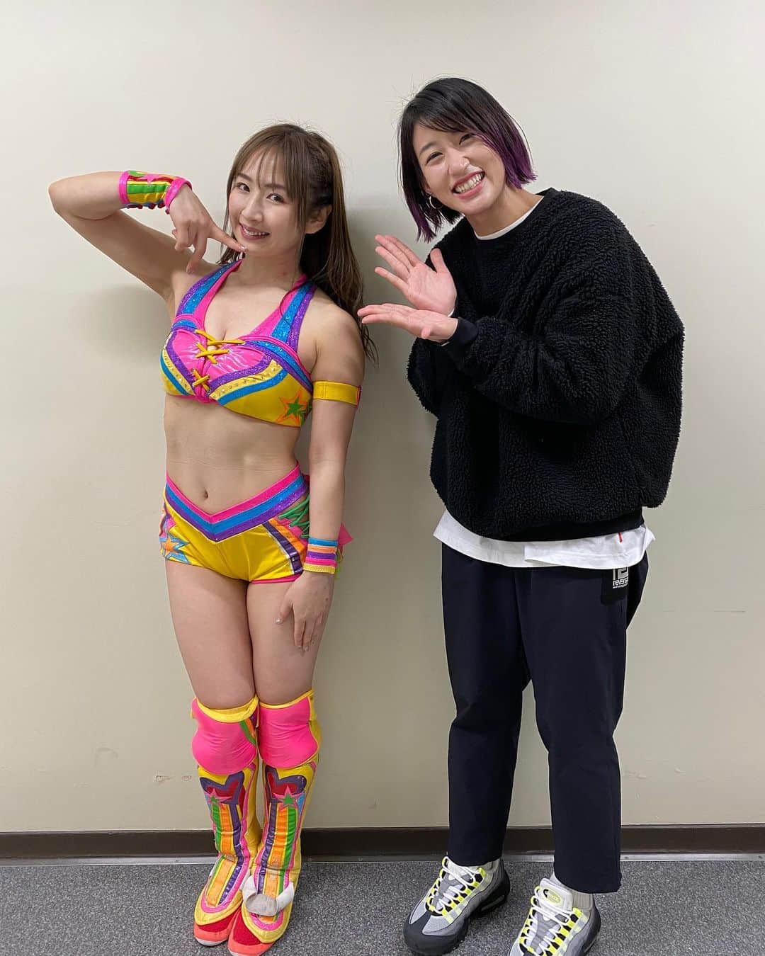 杉山しずかのインスタグラム：「#愛川ゆず季 選手の応援に #スターダム　へ！ 本当にかっこよくて、楽しんでいる#ゆずポン　に心の中で大応援でした📣 #美闘陽子  選手との技も超絶最高でした😭 初めてテレビでゆずポンを見て、 そしてプロレスデビューの黄色いポスターを見て、大学生のとき、こんな可愛い人になりたいってまず髪型とか真似しました。 わたしの働いていた所にゆずぽんさんが来てくださって、その優しい話し方に感動しかありませんでした！  81日間チャレンジも、子育てなさりながらトレーニングする姿、励みになりました！！  ということで #ゆずポン　最高❗️  元気をありがとうございました！」
