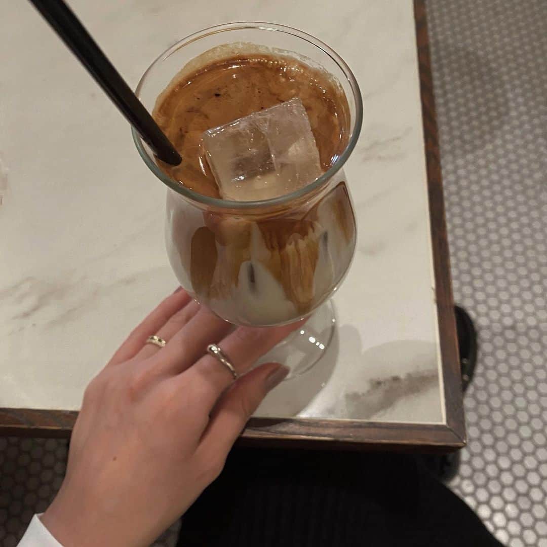 樽見麻緒のインスタグラム：「久しぶりに都内でまったりcafe☕️❤︎ たくさん遊んでもらえて楽しかったね👦🏻 グラスもオシャレだからか、このラテめっちゃ美味しかった♡ ׅ #cafe#tokyo#momlife#coffeetime#cafestagram#カフェ巡り#松陰神社前#世田谷線カフェ#松陰神社前カフェ#男の子ママ#ママライフ#東京カフェ#世田谷カフェ」