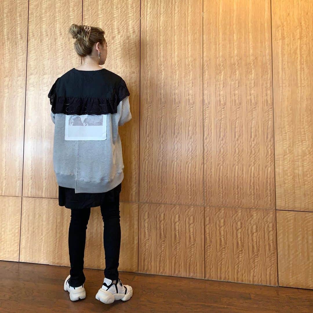 YU-U（工藤由布）のインスタグラム：「🤍質問のあった全身🖤 ほんとはシャツだけで着たいんだけど 袖ぽわんなので休みの日に着まーす 笑 スウェットで袖隠し😂 時々スキニーとか履くんだよ🙊笑 ・・・ #u__clothes #belper #todayful #nikeaquarift」