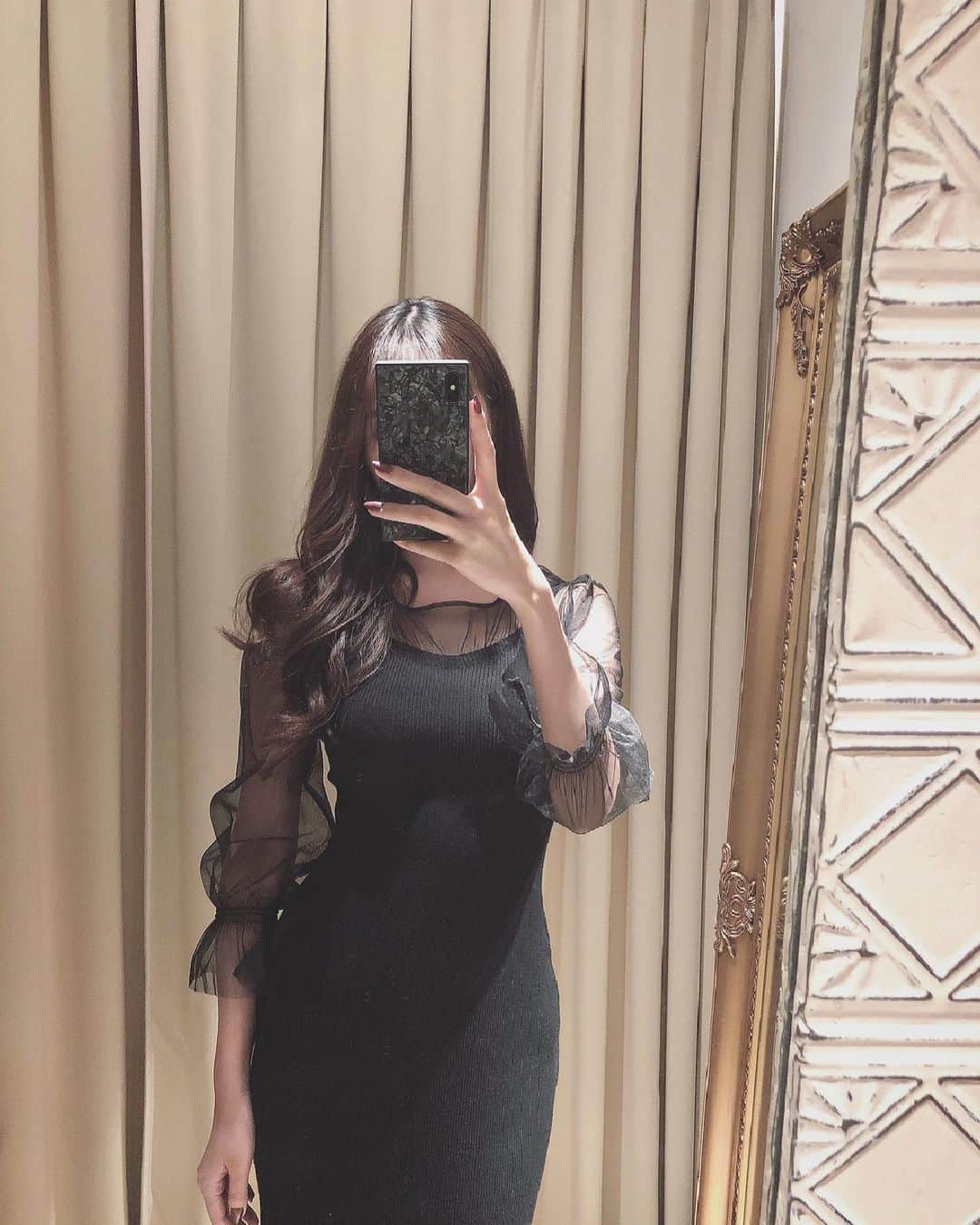 宮内理沙さんのインスタグラム写真 - (宮内理沙Instagram)「🖤or💙? . . . 自分のコンプレックスに感じているものから目を逸らしたり隠したりしがちだけど、敢えて出していくことでいつのまにか受け入れられたり強みになっていたりすることって多いよね🧐💭 . #ootdstyle #dresses  #👗 #2枚目白に見えるね🧐💭」3月4日 21時47分 - risa_miyauchi