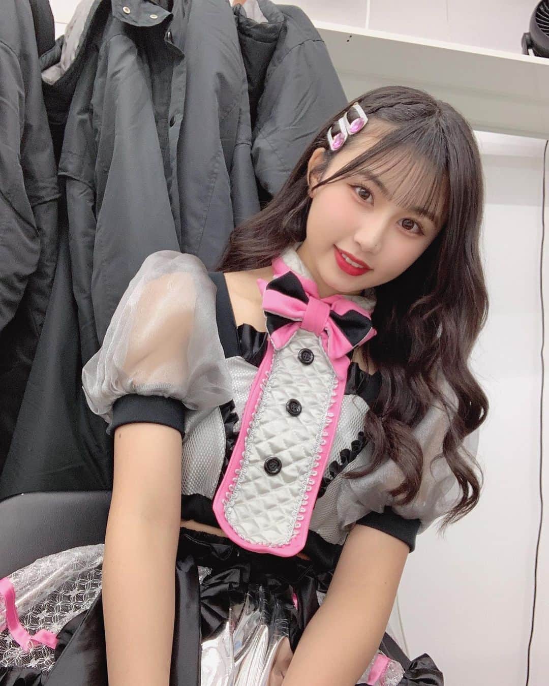 宮丸くるみのインスタグラム：「後ろにあるのは移動の時に着るベンチコート( ¨̮ )笑  ・ ・ ・  #リリバリ #lilyofthevalley #アイドル #idol #ロングヘア #巻き髪 #ぱっつん前髪 #シースルー前髪 #黒髪 #衣装 #18歳」