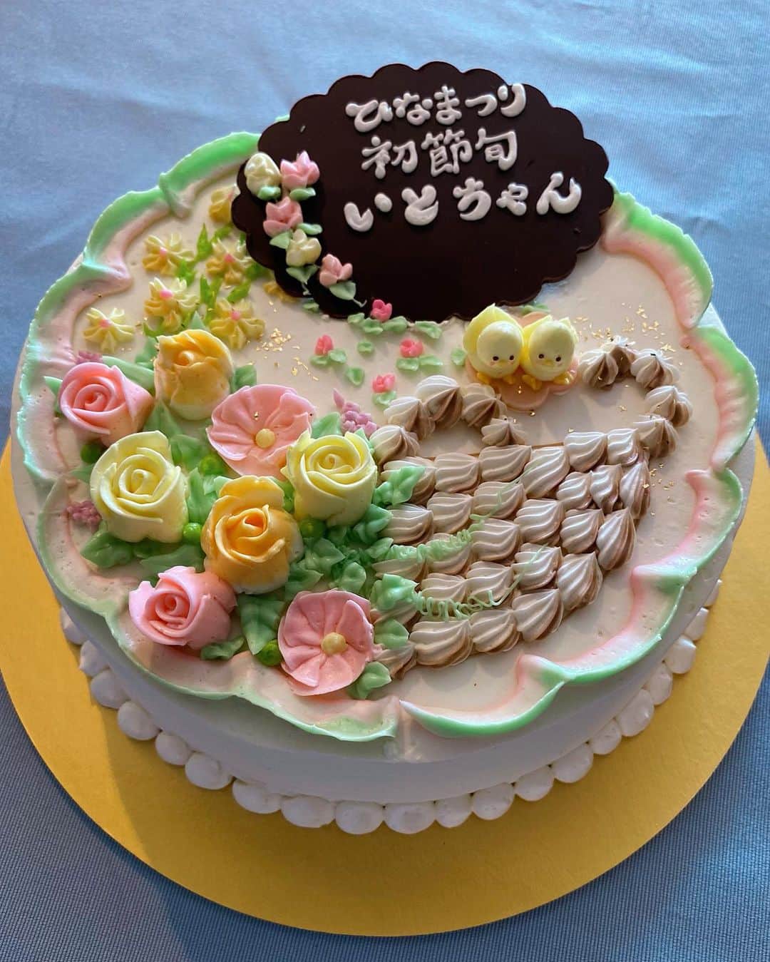 のインスタグラム：「初めてのひなまつり🎎 産前思い描いていたイメージでは もっと手の込んだ祝膳を作ったり、いろいろ飾りつけしたりする予定だったのに🤣 実際ほとんど何もできず簡単になってしまったけど （でも2回お祝いした🥰） 健やかな成長を心から祈ってるよ😌  ひな人形と吊るし雛は母が作ってくれたもの🎎 優しいふくよかなお顔も着物も何もかもすき そもそも作るってすごい！ この器用さ、似たかったな。。🙃 娘に隔世遺伝、期待🙌🏻  #初節句#ひな祭り#3月3日#桃の節句#baby#babygirl #女の子ベビー#令和ベビー#7ヶ月ベビー」