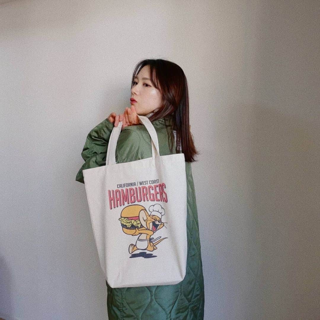 のインスタグラム：「🐱🐭 . . 3月19日公開の映画 「トムとジェリー」 . ひと足先に見させていただきました😳❤️ . . 小さい頃から大好きなんだぁ！ 当たり前のようにずーっと見てました . だから映画も、たくさんの大好きが詰まっていて大興奮でした . 皆さまもぜひお楽しみください❤️ . . . @tomandjerry_jp #トムとジェリー #tomandjerry #トートバッグ #トムとジェリー展 #グッズ #写真いっぱい撮ってる 笑 #morningmusume21 #モーニング娘21 #石田亜佑美」
