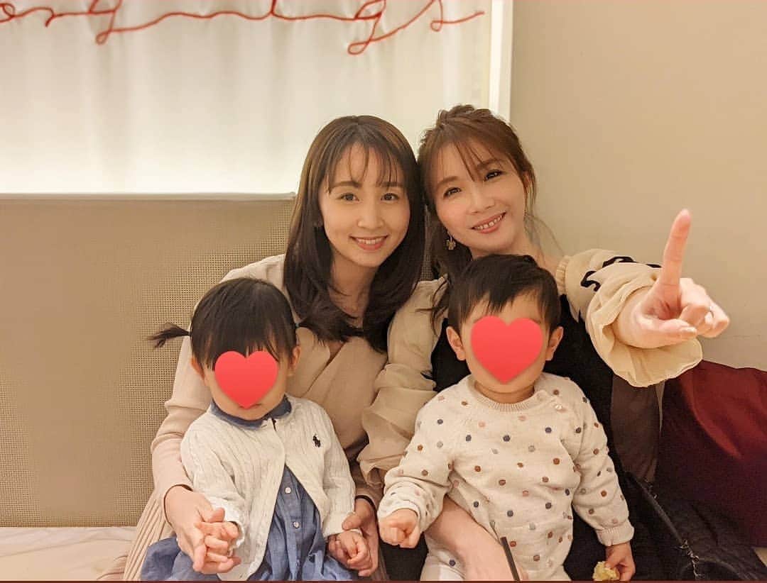 小野恵美のインスタグラム：「本当はもっと会いたいけど、、 久しぶりに会えて幸せだった🥺💕ゆっこちゃんと息子くん😍  ランチのあと、広い公園でめいっぱい遊んで走りまわって、そのあと同時にお昼寝してくれた☺️！奇跡的❤  おかげで 母たちはのんびりお茶できました🍰☕ありがとう！  1歳同士のおともだち😆 後ろ姿にもキュン💘  #ママ #女の子ママ #女の子ベビー #男の子ママ #男の子ベビー #1歳 #同い年ベビー #おともだち」