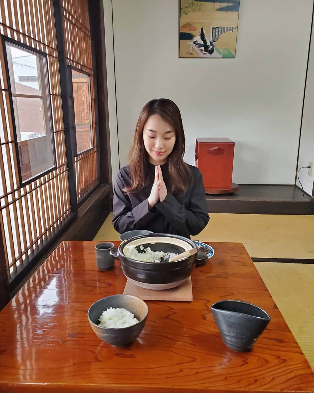 のインスタグラム：「お茶碗何杯でもいける...🥺🤍  新潟での撮影の情報解禁OKが出たので ストーリーズでなんの撮影かクイズしたら 正解者続出でみなさん流石すぎました❣  そう､正解は 新潟県が約8年かけて開発したお米 「新之助」のPV撮影でした！  大粒でツヤがあり､ ほんのりとした香り､ 芳醇な甘みとコク､ しっかりした粘りと弾力､  思い出しただけでお腹がなった(リアルに😂)  ロケで行った新潟県の素晴らしい食×新之助を 今後ちょこちょこ紹介していきま〜す🍚  #新之助#新潟グルメ#新之助米#新潟県村上市 #千年鮭きっかわ」