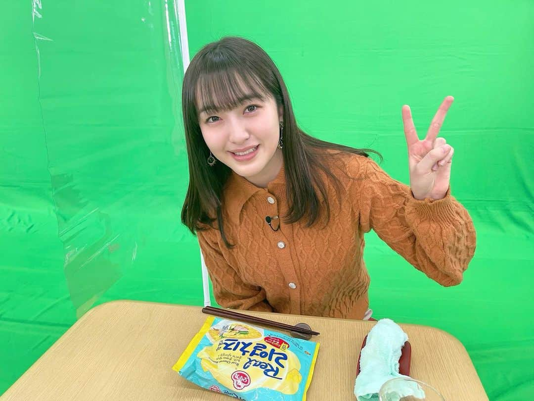 田島芽瑠さんのインスタグラム写真 - (田島芽瑠Instagram)「【告知】今日の深夜0時15分から放送されるKBC木曜ドォーモに出演させていただいてます！！！  インスタントラーメンを食べまくり！ 海外のインスタントラーメンやら、お馴染みのインスタラーメンの驚きの調理法など、こんな食べ方があるのか！と新しい発見が沢山でした🍜💕  私は塩辛×生クリーム×〇〇が好きでした！ 皆さん是非ご覧ください！！！」3月4日 22時10分 - meru_chan_official