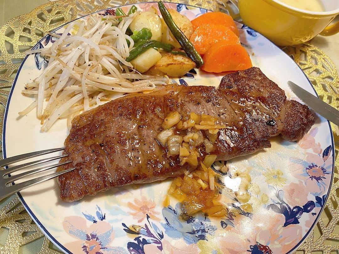 篠崎彩奈さんのインスタグラム写真 - (篠崎彩奈Instagram)「. 今日のご飯は頂き物のステーキでした🤤🥩🍽  とろけた。  #なんキッチン #ステーキ #おうちステーキ」3月4日 22時13分 - ayana.s_official