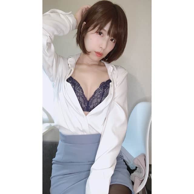 のインスタグラム：「やる気ないお姉さん😕  #グラドル #ポートレート #フリーモデル #グラビア #フリーランス #ポートレートモデル #被写体 #撮影会 #写真好きな人と繋がりたい #カメラ好きな人と繋がりたい #くびれ #美脚 #撮影依頼 #仕事依頼 #ミリドル #portrait #shotting #japanesegirl #cute #kawaii #followme #お尻 #黒ストッキング #pantyhose #nylons #ストッキング #黒タイツ #stockings」