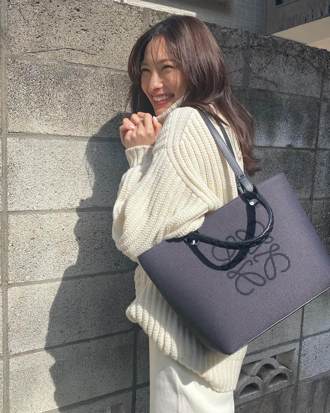 のインスタグラム：「bagは前回のリールで持っていた 🖤🖤🖤 しっかり荷物が入るので入れやすく色んなコーデに合うので最高です👏✨ 今度鞄の中撮ってみようかしら😮  #loewe #loewebag #loeweanagram」