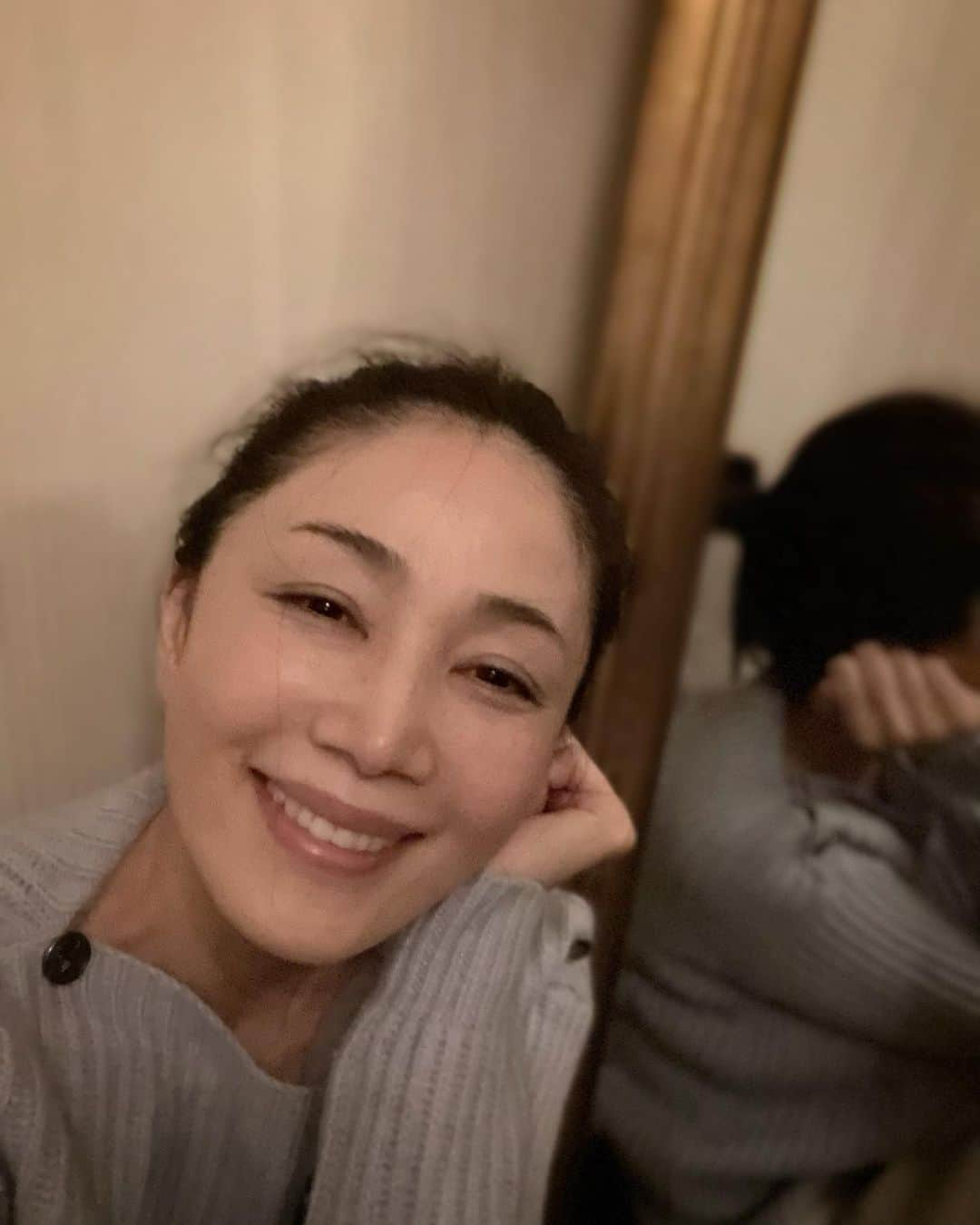 坂村かおるさんのインスタグラム写真 - (坂村かおるInstagram)「・ 「いつも笑顔をありがとう！」とコメントを頂きます‥ ・ 私の笑顔が少しでも誰かの励みになってるのなら、それだけで私も励まされ、幸せな気持ちになります。 ・ ・ 私も「いつも笑顔をありがとう」と素直に言える様な人間になりたい‥ ・ あなたの様な人になりたいです☺️ ・ ・ ・  いつも「いいね！」を頂きありがとうございます。﻿ 皆さんのコメントに元気を貰っています😊﻿ ﻿ ﻿ #クィーンオブ美魔女﻿ #team美魔女﻿ #美ST﻿ #坂村かおる﻿ #トータルビューティーアドバイザー﻿ #美しく老いる﻿ #バランス﻿ #美容﻿ #コスメ﻿ #ファッション﻿ #今日のコーデ﻿ #トータルバランス﻿ #お洒落な人と繋がりたい﻿ #コスメ好きな人と繋がりたい﻿ #美意識高い人と繋がりたい﻿ #美魔女﻿ #美魔女が変わる﻿ #アップデートしてる人と繋がりた﻿ #笑顔﻿ #ありがとう﻿ #幸せな気持ち﻿ ﻿ ﻿ ﻿」3月4日 22時16分 - kaoru.sakamura