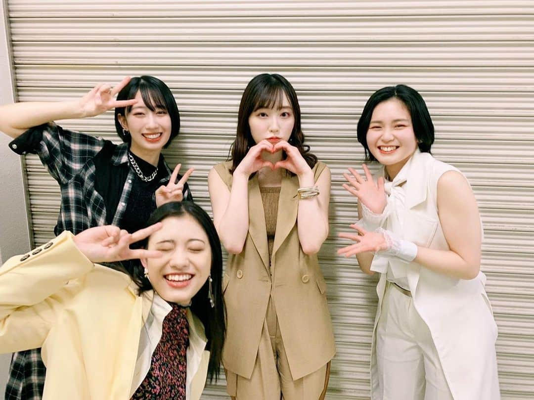 譜久村聖さんのインスタグラム写真 - (譜久村聖Instagram)「3/13から始まるHello!Project2021春「花鳥風月｣リハーサル始まりました🌸  チーム花はより”花”を意識したパフォーマンスをしていこうと考えています‧✧̣̥̇‧  今から楽しみにしていてくださいね🥰  チーム風に挟まれて🍃 #前田こころ ちゃん #平井美葉 ちゃん チーム月のきしもんも来てくれた #岸本ゆめの ちゃん  わいわい4shotです笑  #morningmusume21 #モーニング娘21 #譜久村聖 #つばきファクトリー #BEYOOOOONDS #新曲発売 #おめでとう🎉 #Helloproject #春ツアー #花鳥風月 #LIVE #花」3月4日 22時17分 - mizuki_fukumura.official