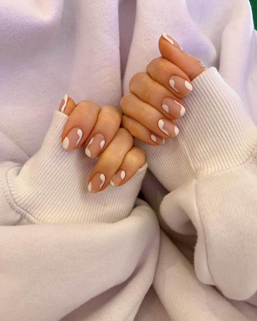 山本ソニアのインスタグラム：「❤︎♉︎❤︎  マットネイル💅 ヌーディーな抜け感がタイプ😗」