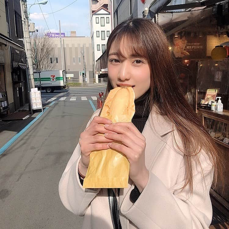 岡本杷奈さんのインスタグラム写真 - (岡本杷奈Instagram)「今日は築地に 行ってきましたー🥺💕 キハダマグロのたい焼きたべました！  #築地#たい焼き#いいね#グラドル」3月4日 22時31分 - hana_____1216