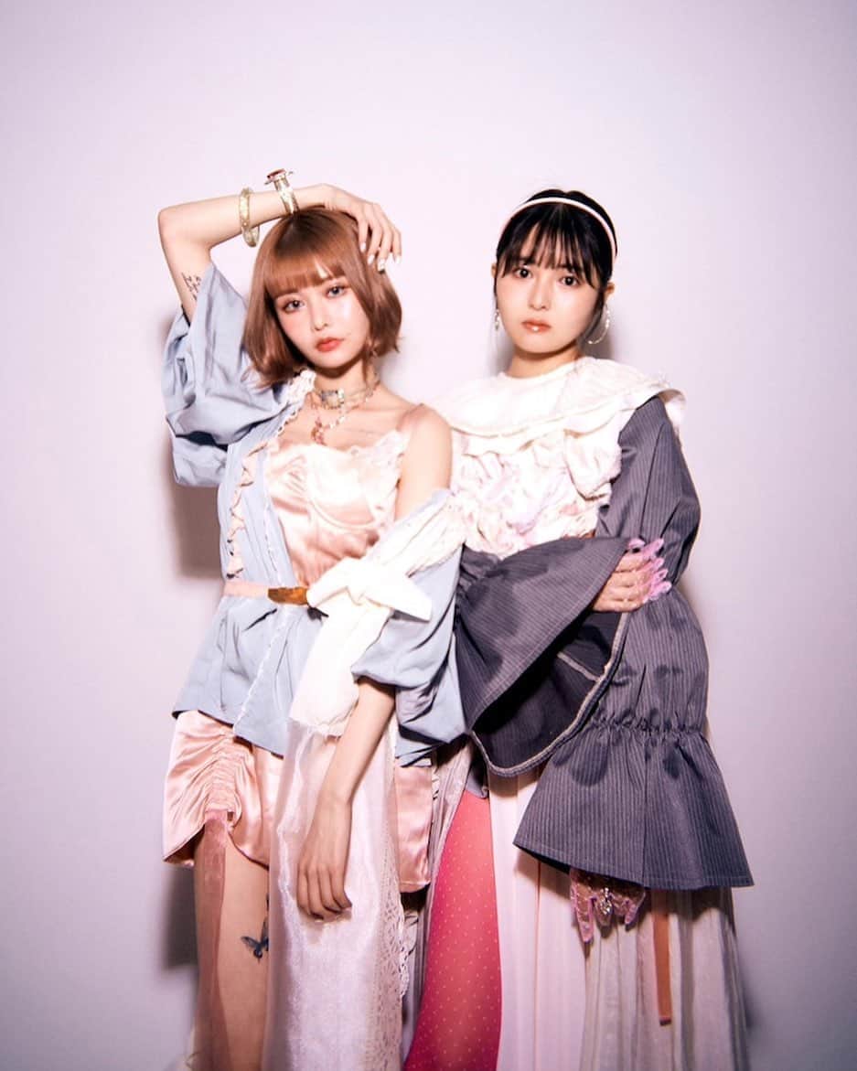 高橋有紀のインスタグラム：「#femmefatale アー写ヘアメイク担当させてもらいました！ 本人も言っている通りですが、次のファムファタールレベルアップがとんでもないはずです、、、 この最強姉妹のこれからをますます楽しみにしてもらいたいです🔱 #hairmake #osakana_yuki」