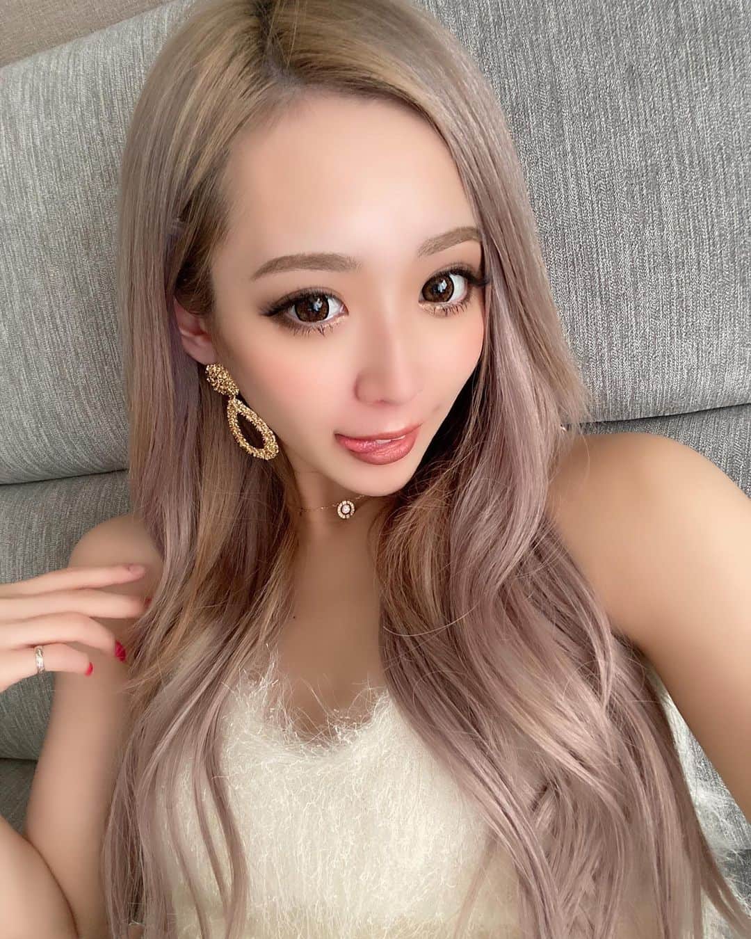 田村月光（ツッキー）のインスタグラム：「💋🖤💋🖤💋🖤💋🖤💋🖤 SELFIEEE!!!!!!👅 ・ ・ ・ 最近自撮りしなくなったなあ😯 今日は眠い💭」