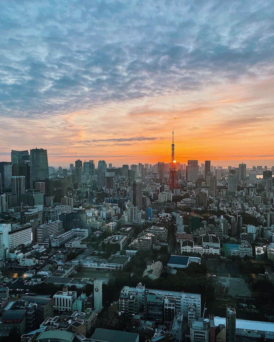 シャウラのインスタグラム：「Tokyo sunrise.🔥 #sunrise #tokyo #japan #日の出」