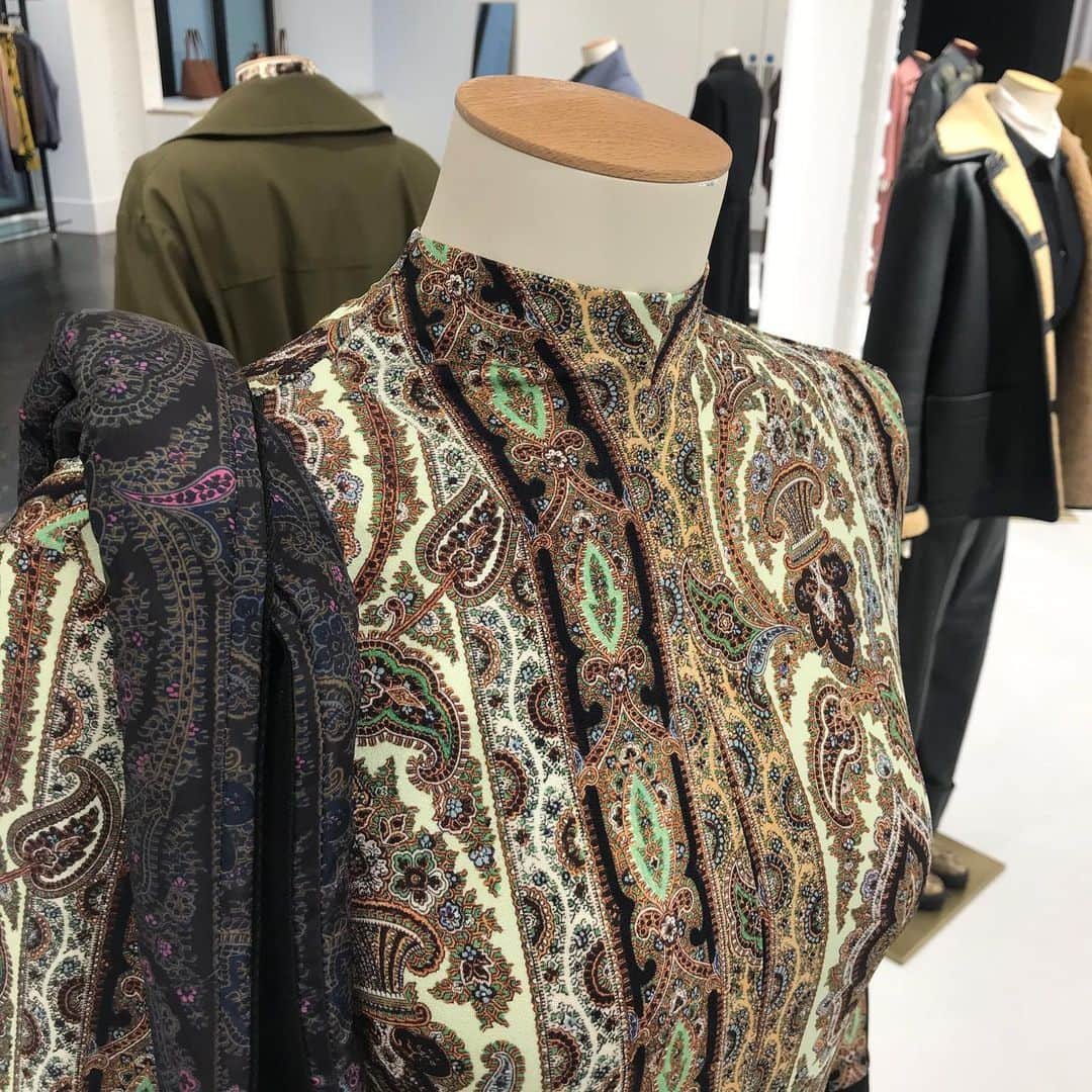 Paul Smithさんのインスタグラム写真 - (Paul SmithInstagram)「I LOVE Paisley. It’s a print I’ve come back to for autumn/winter 2021 because it seems relevant again. It’s very bold but also can be very elegant especially when used on light fabrics and scarves. I’ve also added some really pop colours to give it my own personal twist. #takenbyPaul   See lots more of the collection on @paulsmithdesign and for the first time if you can pre-order some of my favourite looks on PaulSmith.com.」3月4日 23時01分 - paulsmith