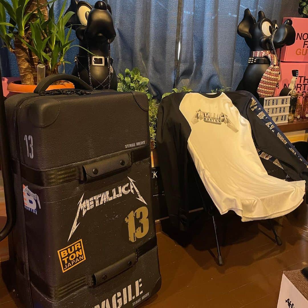 TERUのインスタグラム：「☆  BURTON x METALLICA  昨日、用事がありBURTON原宿店に伺ったのですが、既に店頭に並んでたので購入させて頂きました。  まさか、買えるとは思わなかったので嬉しかった^_^  #burtonjapan」