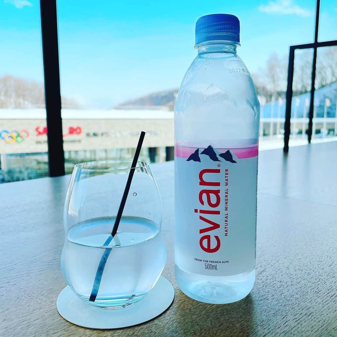 脇田唯のインスタグラム：「🥤 グラスとEvianだけで こんなにオシャレなことある？！  #大倉山  #大倉山スキージャンプ競技場  #大倉山ミュージアム」