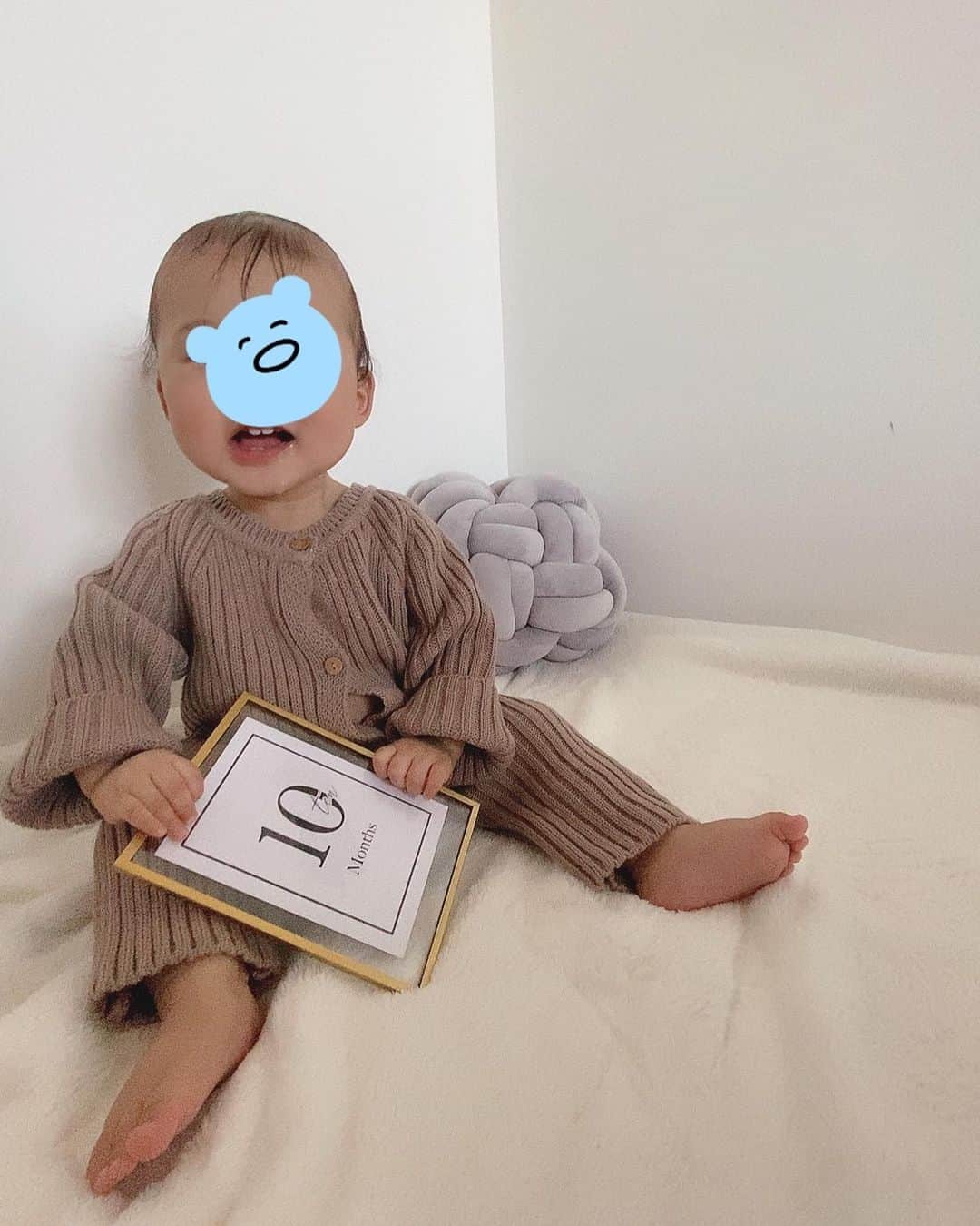 一ノ瀬恋さんのインスタグラム写真 - (一ノ瀬恋Instagram)「10ヶ月👶💙 撮るの忘れてて急いで撮った🤣 口がずっとあいてる息子😬 5枚目は寝てます笑 奇跡的にオサルを抱いて寝てた🐵 なんならもうすぐ11ヶ月🦖💨 はやいー！ 赤ちゃんじゃなく幼児になってくる。。👦 10ヶ月撮影は @_acumii_  のベビー服を着たよ❤️ Rib kit rompers  サイズはSにした💕 @akurimiura のブランドで最近オープンしたんだけどどのお洋服もかわいい🥺💕💕 オープンおめでとう💋 . . #生後10ヶ月 #男の子ベビー  #令和2年ベビー  #男の子ママ  #アニバーサリーフォト #ベビー服 #ロンパース #acumii」3月4日 14時13分 - mayu19900323