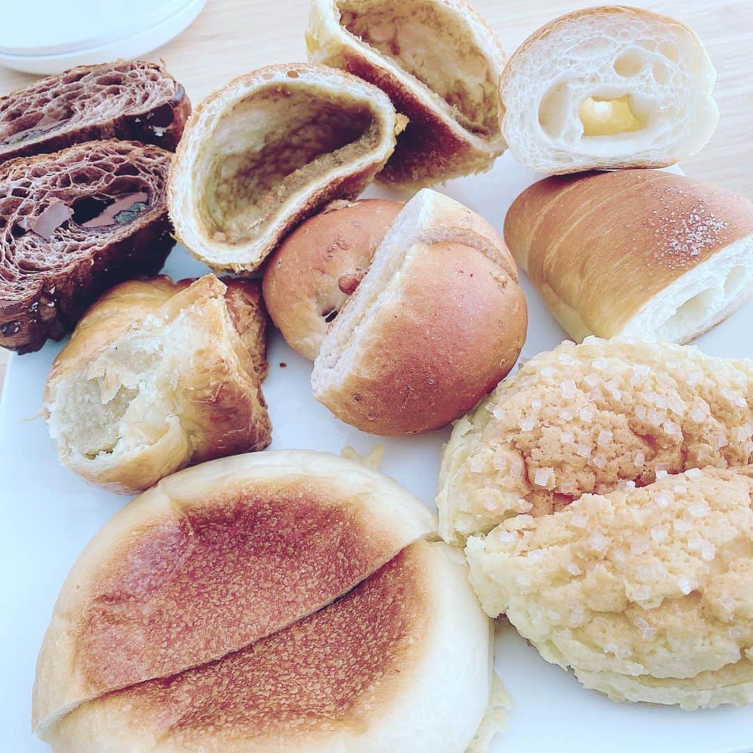 白木優子のインスタグラム：「今日のお昼はパン祭り❣️ #治一郎 #パン」
