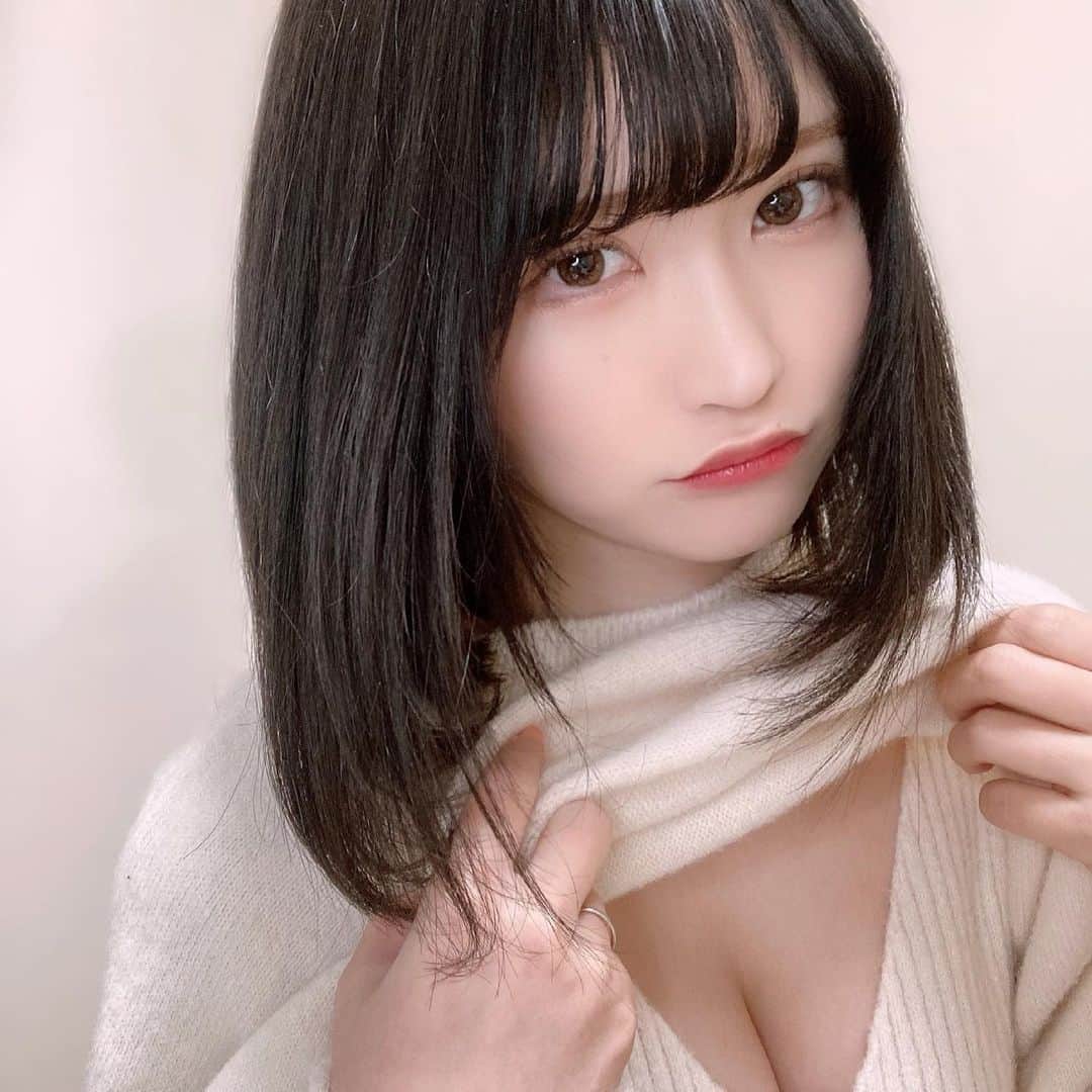 人妻　服 寝室のどかさんのインスタグラム写真 - (寝室のどかInstagram)「「こんな服を売ってるのが悪いんだよ」 #ニットコーデ #ニット #白ニット  #ショートトップス #お姉さん #人妻 #黒髪 #黒髪ボブ」3月4日 14時55分 - nemuinodoka